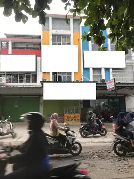 Ruko 3 Lantai di Duta Harapan Kondisi Bangunan Sangat Terawat