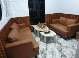 Sofa satu set dengan meja
