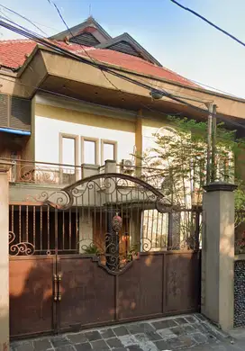 Disewakan Rumah di Raya Darmo Satelit cocok buat usaha Kantor / Cafe