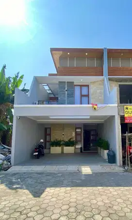 RUMAH MEWAH 2 LANTAI FULL FURNISHED DI CLUSTER EKSLUSIF DALAM RINGROAD