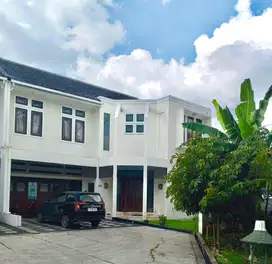 Dijual rumah cantik terawat di dalam townhouse di Condet Jakarta timur