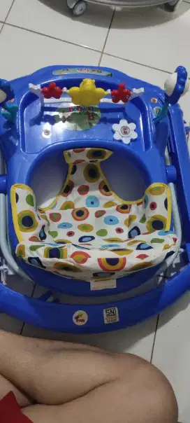 Dijual baby walker 8 roda warna biru