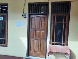 Dikontrakan Rumah Strategis di Pusat Kota  (Belakang Toko Yosan)