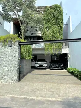 Rumah Modern Tropical ad a Private Pool, Banjarsari Solo