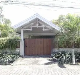 Rumah di Manyar Surabaya, Strategis, Full Furnish