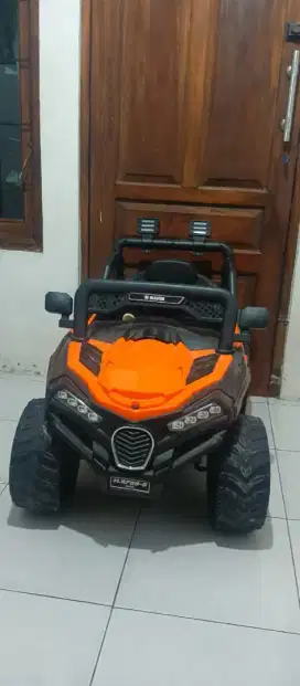Mobil mainan aki
