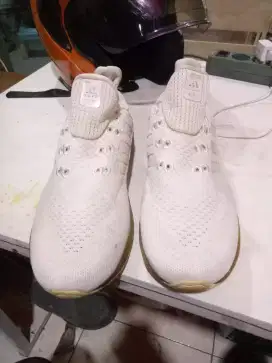Sepatu adidas putih