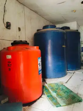 Toren tandon air biru dan Orange