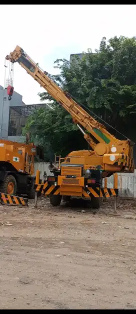 Raughterain crane Kobelco 25 ton tahun 2006