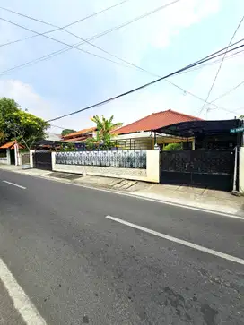 Jalan Utama, Bangunan Lama! NEGO AJA! Rumah Pejaten Barat Dijual