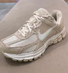 NIKE VOMERO 5 WOMEN BEACH/SAIL LT KHAKI - PALE IVORY