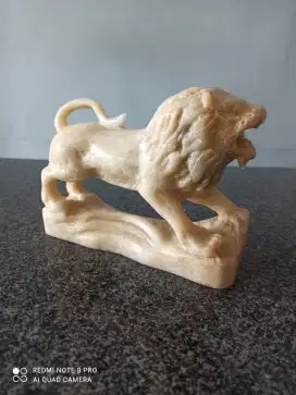 Patung singa batu onik