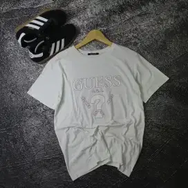 Kaos brand GUESS