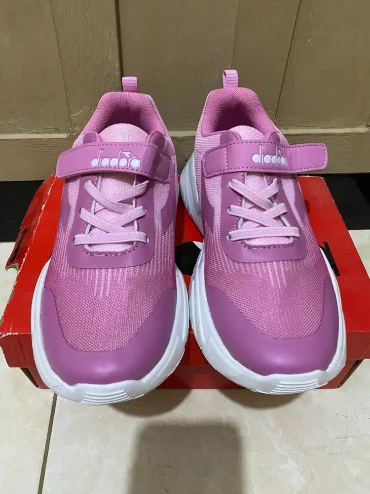 Sepatu olahraga sekolah anak perempuan diadora
