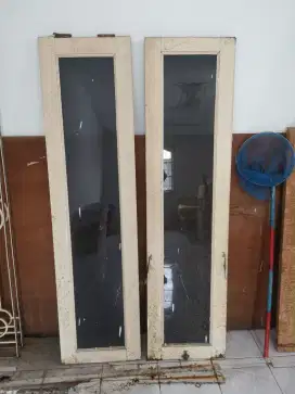 2 jendela kaca rumah