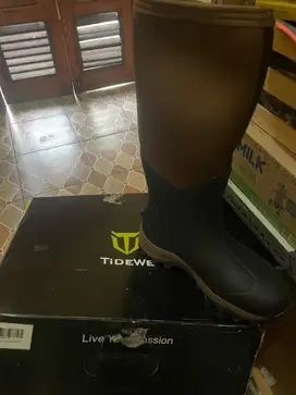 Sepatu boot waterproof