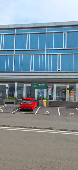 Ruko Citraland City CPI Losari Makassar dengan parkiran luas