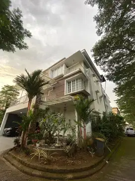 Dijual rumah mewah tiga lantai full furnish di hertasning baru