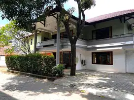 Dijual rumah di Kemang ada kolam renang