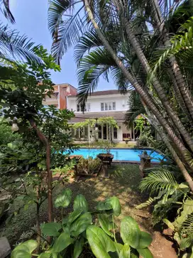 Rumah Mewah Area premium ada swimm pool siap huni GB-11368