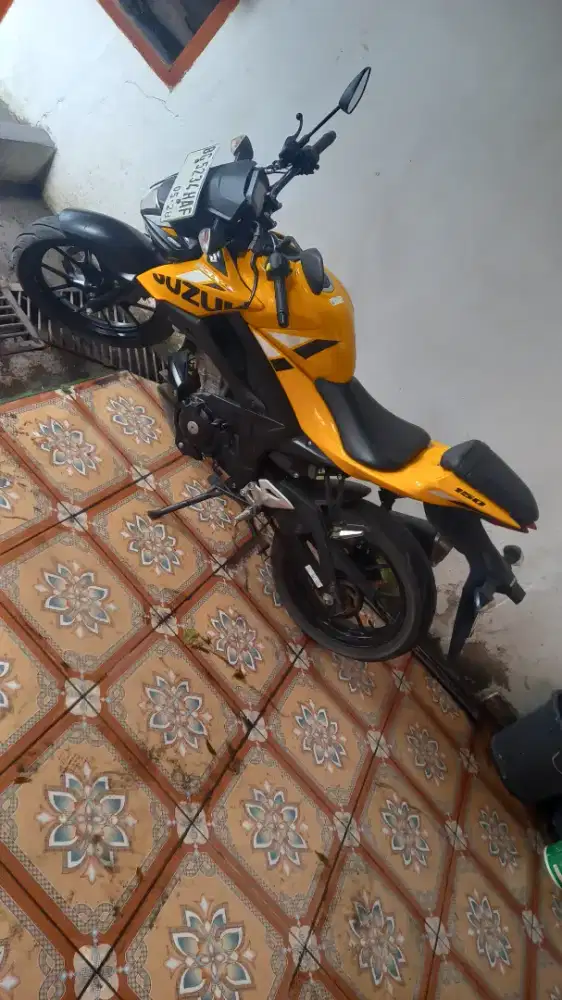 Motor suzuki gsx-159 cc mau di jual warna kuning plate BG