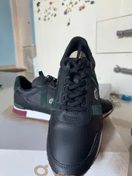Sepatu lacoste.