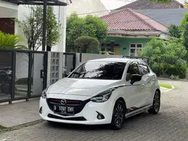 Mazda 2 2015 R skyactive AT matic model 2016 non jazz baleno