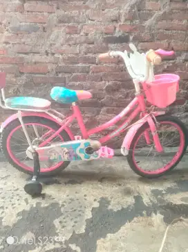 Sepeda anak warna pink merk centrum untuk anak usia 5 tahunan