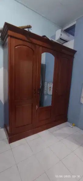 Jual Cepat Lemari kayu dan meja rias bekas kondisi mulus