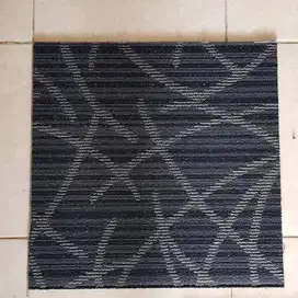 Karpet Tile warna abu abu motif garis lengkung