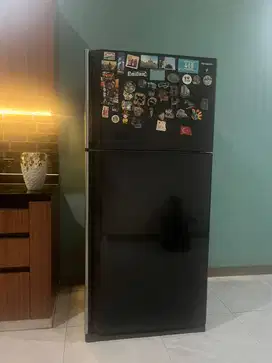 Pre-loved kulkas SHARP dua pintu SJ-P760NLV-BK