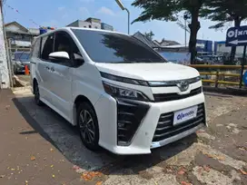 Toyota Voxy 2.0 Bensin-AT 2018 Putih