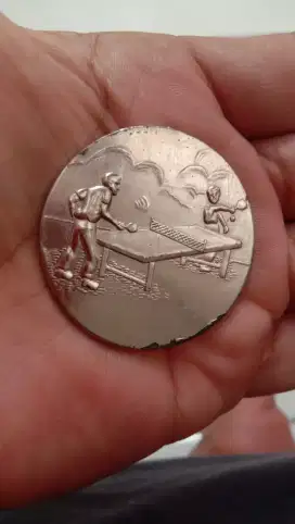 medali perak tenis meja antik