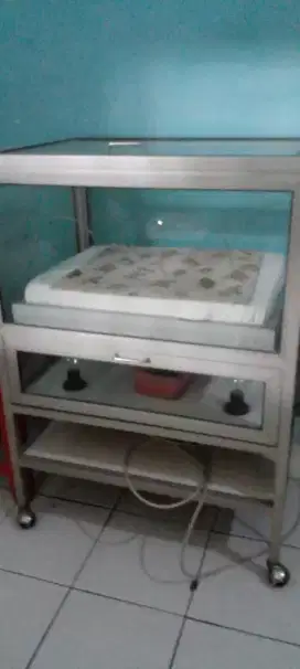 Inkubator untuk bayi sama blue light