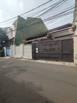 Dijual rumah siap huni akses 2mobil lokasi menteng dalam tebet