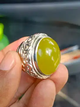 Cincin batu idocrase pucuk pisang
