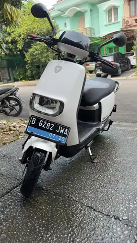 NUMPANG JUAL MOTOR LISTRIK YADEA E8 Pro Putih 2023
