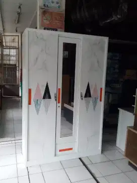 Lemari 3 pintu / lemari besi