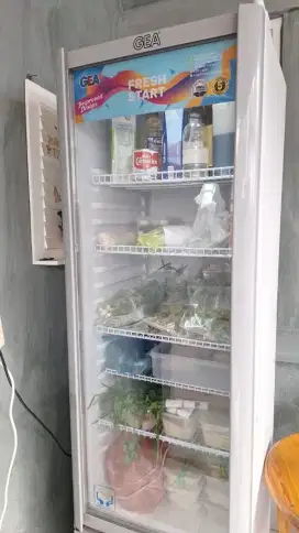 Dijual cepat showcase merek GEA