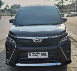 LOW KM 34rb, Voxy AT 2019 Hitam