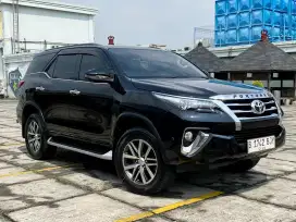 Toyota Fortuner VRZ 2.4 AT. Tahun 2019. Hitam. Low km. Perfect cond