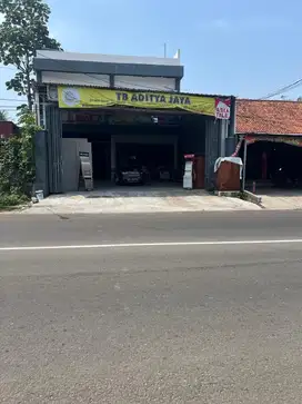 Dua Ruko Gandeng Di Jalan Raya Karadenan Kecamatan Cibinong