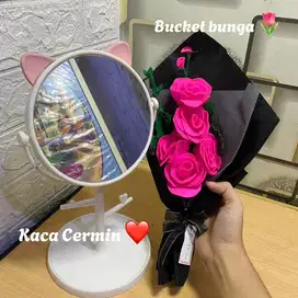 Kado Bucket bunga + Kaca cermin lucu buat perempuan