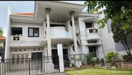 Dijual Rumah Model klasik di Graha Family blok A SURABAYA BARAT