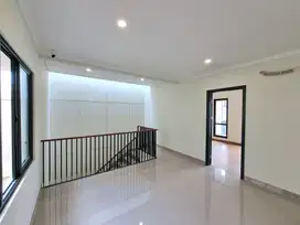 Turun Harga 200jt Rumah spesial Carson Gading Serpong Kamar luas