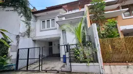 Rumah 4 Lantai Gaya Minimalis Modern di Tebet, di Area Pusat Kuliner