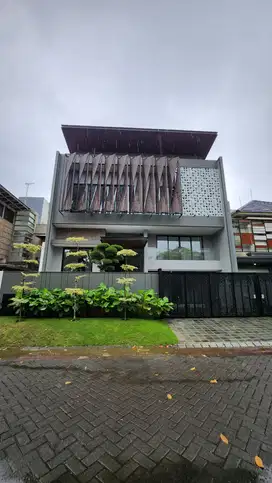 Dijual Rumah Baru Mewah Modern Split Level 2,5 Lantai Surabaya Barat