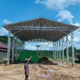 Kontruksi gudang dengan rangka atap baja ringan & galvalum polos