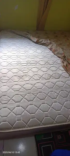 Kasur tidur bekas