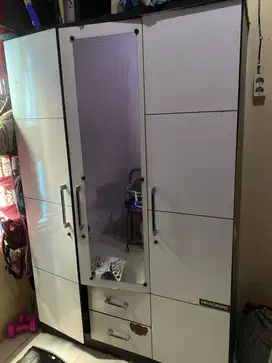 LEMARI BAJU 3 PINTU LACI DAN CERMIN LUAR